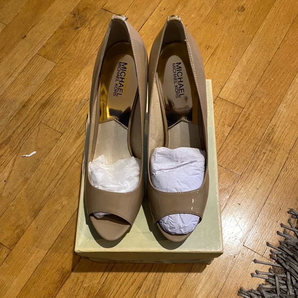 MICHAEL KORS NUDE PATENT LEATHER HEELS